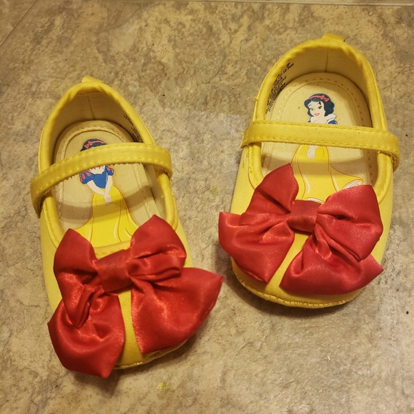 Disney Snow White Shoes - Picture 2 of 3